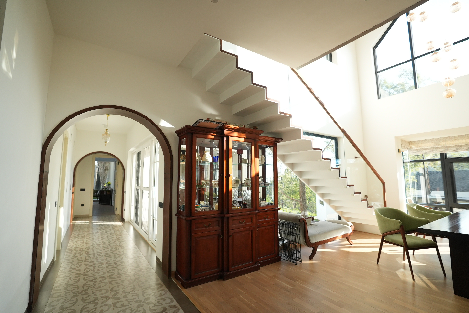 Arched Foyer & Floating Staircase